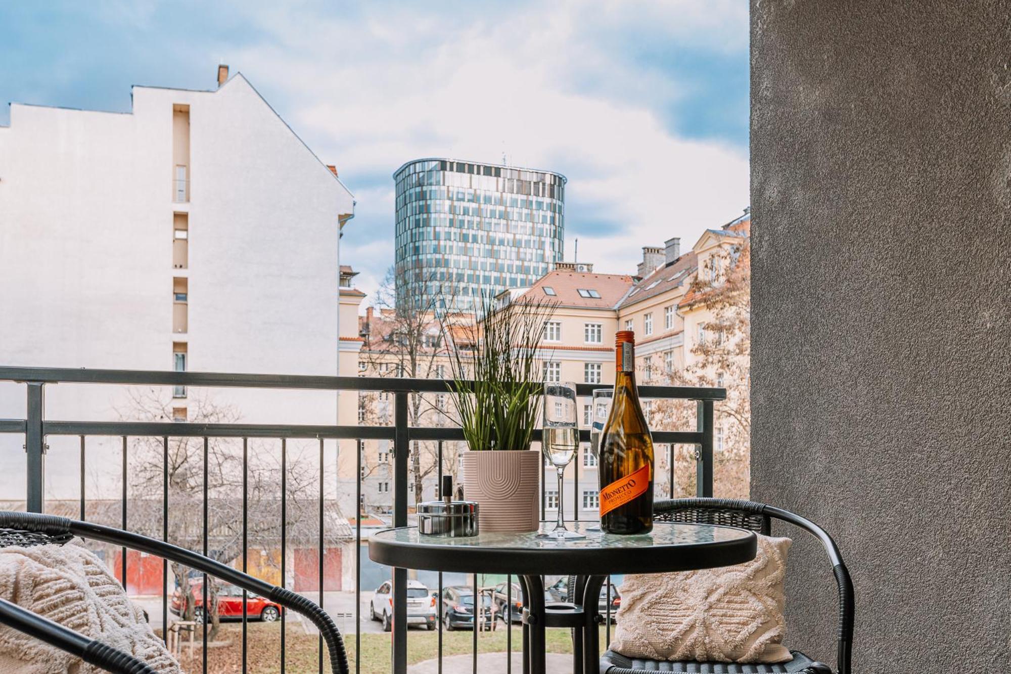 Skau 2 Old Town Family & Business Apartment 2 Floor Free Parking Bratislava Eksteriør billede